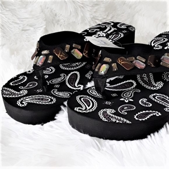 🔴Black Wedge Flip Flop Sandals Embellishments Sz7 - Picture 6 of 8